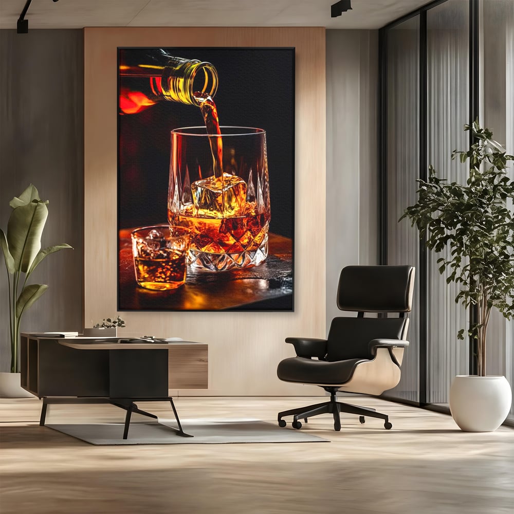 Tablou canvas cu tablou canvas cu turnare de whisky, in rama de aluminiu negru, pe perete intr-un birou
